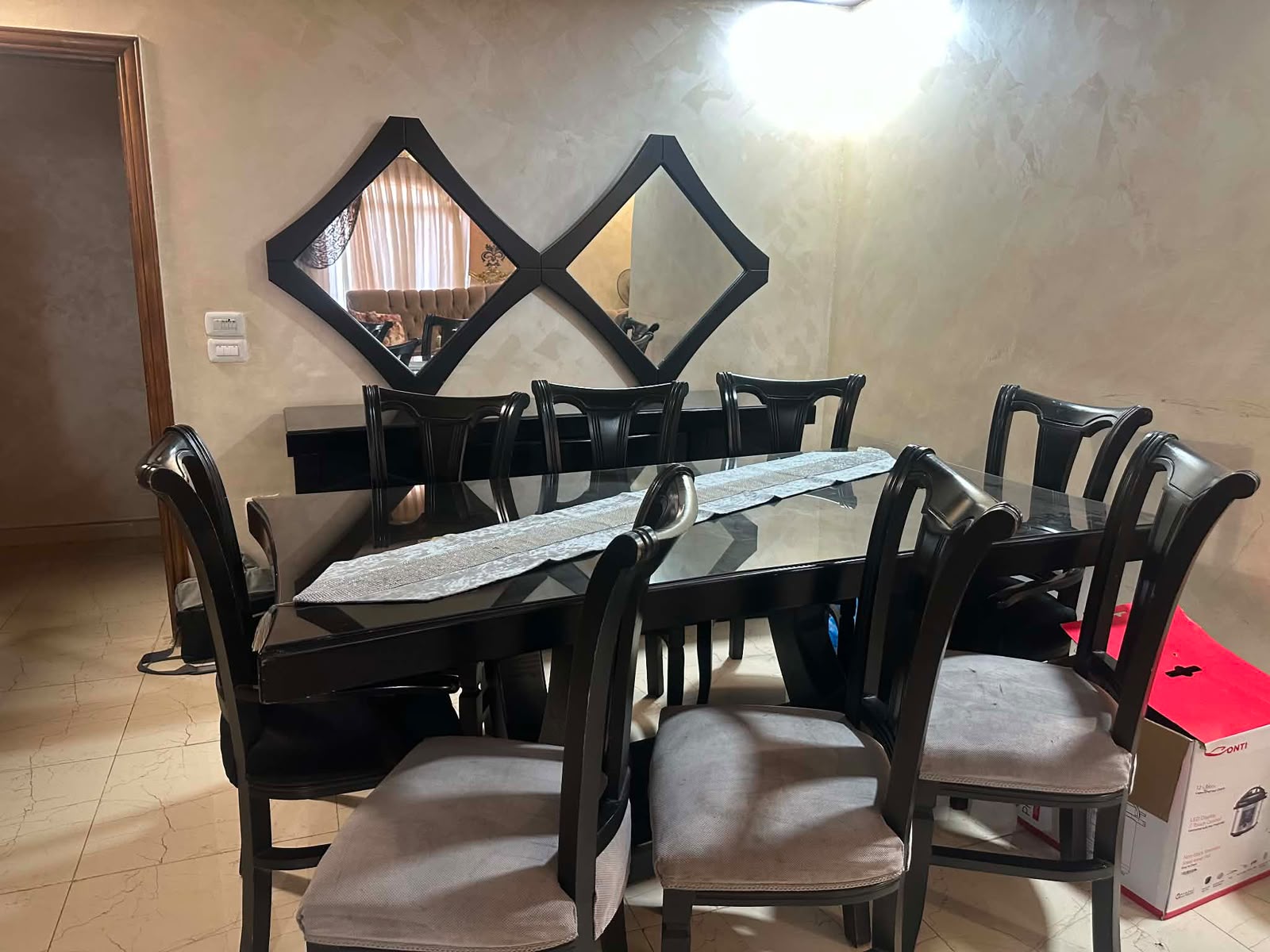طاولة سفرة ٨ مقاعد بالإضافة إلى بيرو ٣ جوارير كبار و خزانتين 2
